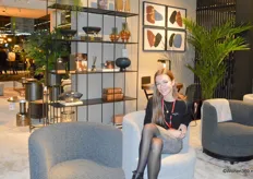 Aurelie Ribsky in de stand van interieurmerk Dôme Deco. Het merk presenteerde drie nieuwe thema’s op Maison&Objet.
